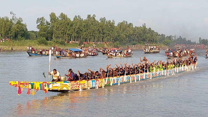 ব্রহ্মপুত্র নদীর বুকে ছলাৎ ছলাৎ শব্দে গর্জে উঠেছে নৌকার মাঝি মাল্লার বৈঠা