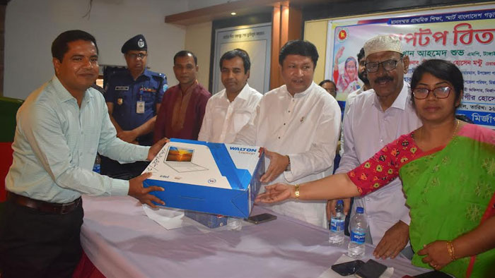 মির্জাপুরে প্রাথমিক বিদ্যালয়ে ল্যাপটপ বিতরণ