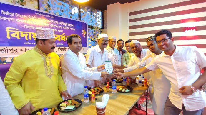 মির্জাপুর সাংবাদিক সংস্থার পক্ষ থেকে নির্বাহী কর্মকর্তার বিদায় সংবর্ধনা