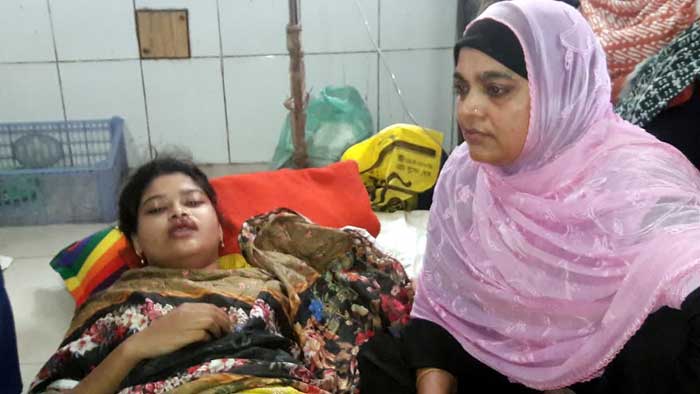 নড়াইলে স্বামীর অমানুষিক নির্যাতনে হাসপাতালে কাতরাচ্ছেন গৃহবধূ সুমাইয়া