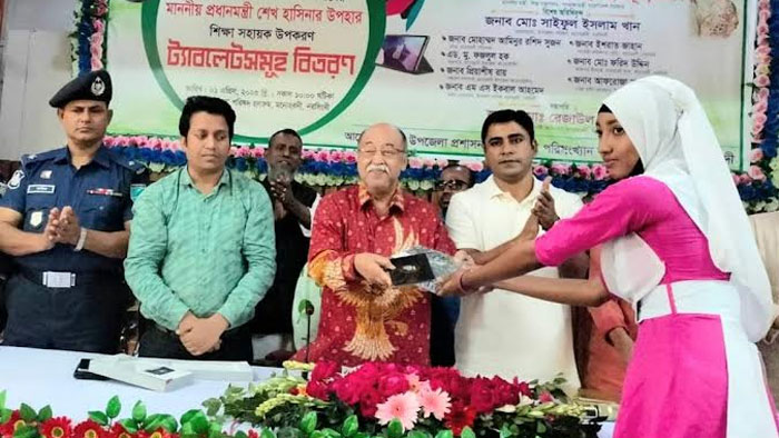 মনোহরদীতে কৃতী শিক্ষার্থীদের প্রধানমন্ত্রীর উপহার শিক্ষা সহায়ক উপকরণ ট্যাব বিতরণ