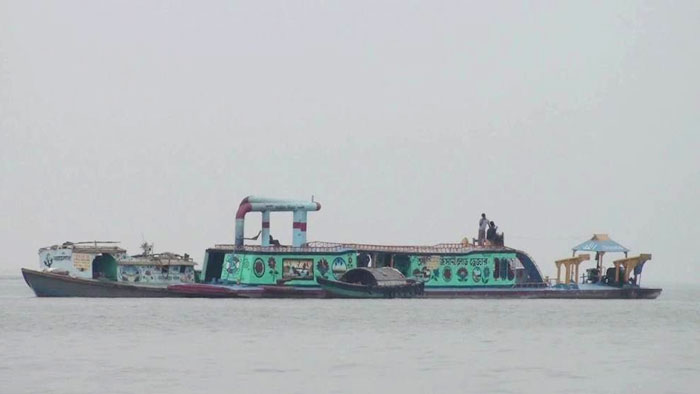 পদ্মানদীতে অবৈধ ড্রেজার দিয়ে অপরিকল্পিত বালু উত্তোলন