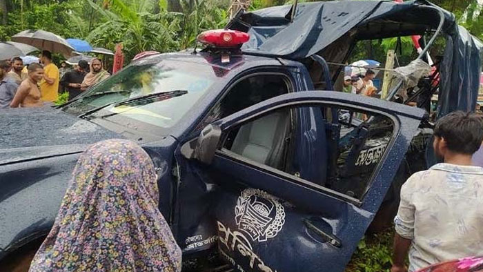 সীতাকুণ্ডে ট্রেনের সাথে পুলিশভ্যানের ধাক্কায় নিহত ৩