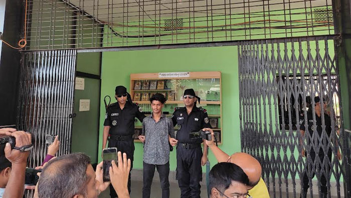 ফরিদপুর র&zwj;্যাব ৮ এর অভিযানে অস্ত্রসহ মাদক ব্যবসায়ী আটক