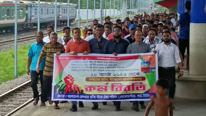 মধ্যরাত ১২টা থেকে কর্মবিরতিতে যাচ্ছেন রেলওয়ের রানিং স্টাফরা