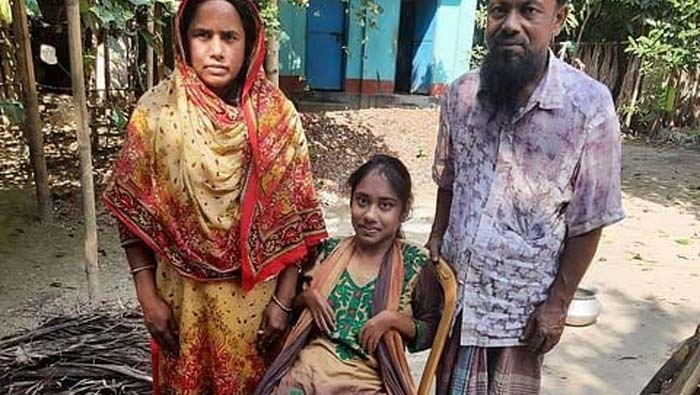 হাত-পা অচল রুমকি ভালো ফল করেও ভবিষ্যতের পড়াশোনা নিয়ে দুশ্চিন্তায়!