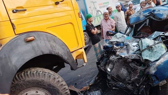 চট্টগ্রামে প্রাইভেটকার-ট্রাক সংঘর্ষ, নিহত ৪