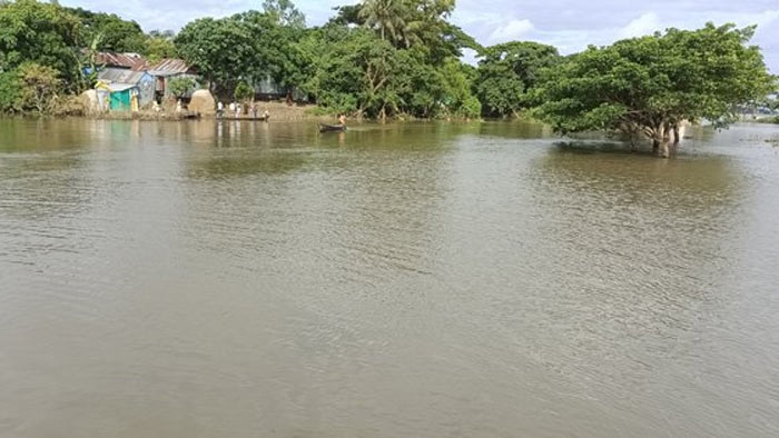 মিঠামইনের ৩০ ঈদগাহ পানির তলে, মসজিদে গাদাগাদি করে জামাত