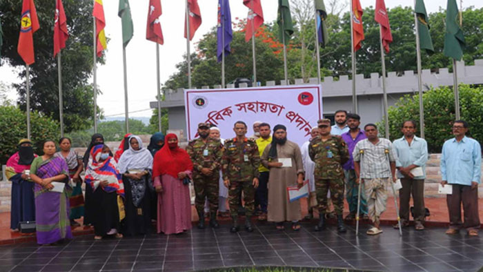 অসহায় ও হতদরিদ্রদের মাঝে সেনাবাহিনীর মানবিক সহায়তা প্রদান