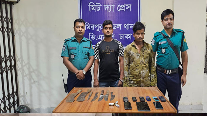 দেশীয় অস্ত্রসহ দুই ডাকাত সদস্যকে গ্রেফতার করেছে পুলিশ