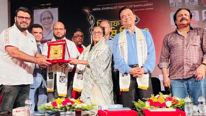 গোলাম শাহরিয়ার কবীর পেলেন ‘মিজাফ কৃষি, শিল্প ও নান্দনিকতা পুরস্কার-২০২৫’