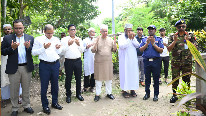 খুলনায় শহিদ সাকিব রায়হানের কবর জিয়ারত করলেন উপদেষ্টা আদিলুর রহমান খান