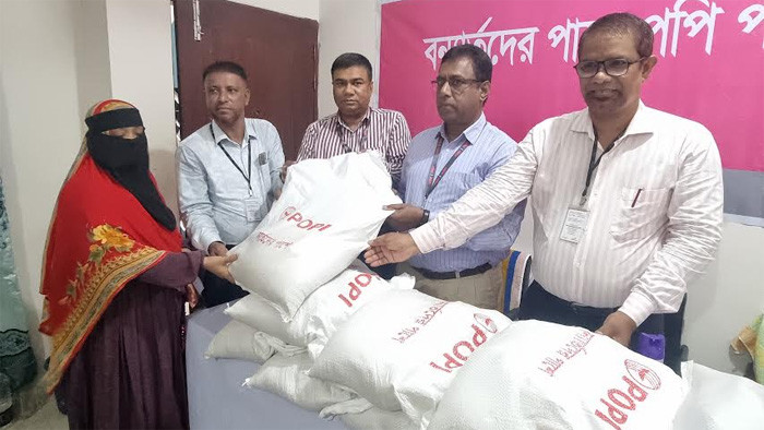 নোয়াখালীতে ১০ হাজার পরিবারের মাঝে পপির ত্রাণ সামগ্রী বিতরণ