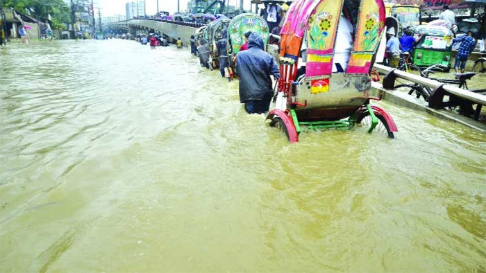 ভারী বর্ষণে কোমর পানিতে ডুবেছে চট্টগ্রাম