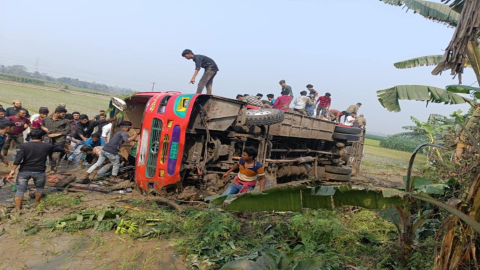 নিয়ন্ত্রণ হারিয়ে ইবি শিক্ষার্থীবাহী বাস ধান ক্ষেতে, আহত অন্তত ২০