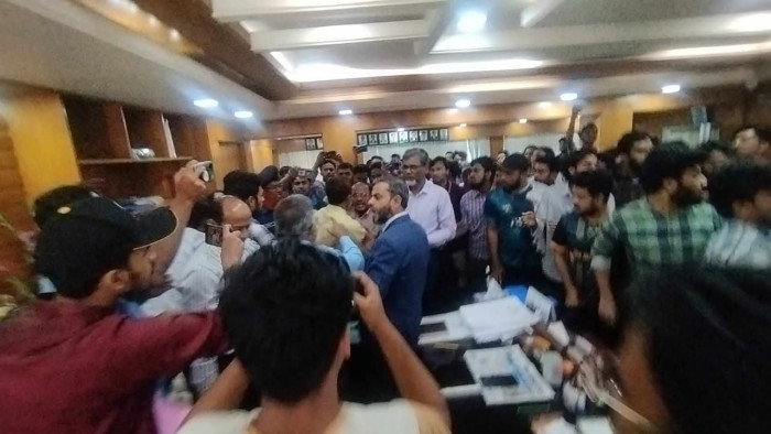নিয়োগ ইস্যুতে উত্তাল ইসলামী বিশ্ববিদ্যালয়, হট্টগোল উপাচার্যের কক্ষে
