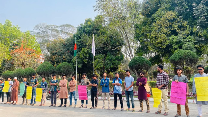 নারীর নিরাপত্তা ও শিশুধর্ষণের ঘটনায় সর্বোচ্চ শাস্তির দাবিতে ইবিতে মানববন্ধন