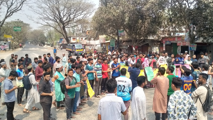 ধর্ষকদের মৃত্যুদণ্ডের দাবিতে ইবি শিক্ষার্থীদের রাস্তা অবরোধ