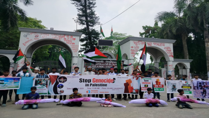 গাজায় গণহত্যা বন্ধের দাবিতে ফুলকুঁড়ি ইবি শাখার মানববন্ধন