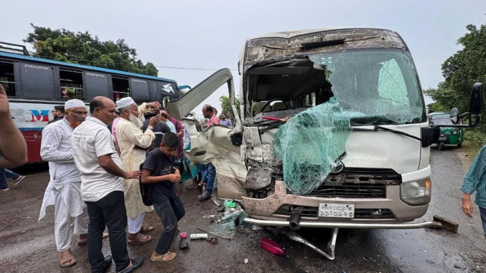 লোকাল বাসের সাথে ইবি শিক্ষকবাহী বাসের মুখোমুখি সংঘর্ষ