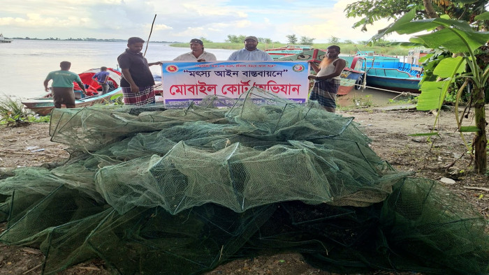 চরভদ্রাসন পদ্মা নদীতে অভিযানে নিষিদ্ধ চায়না দুয়াড়ী পুড়িয়ে ধ্বংস