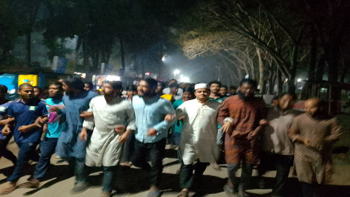 হঠাৎ হল বন্ধের সিদ্ধান্তে ইবিতে বিক্ষোভ মিছিল