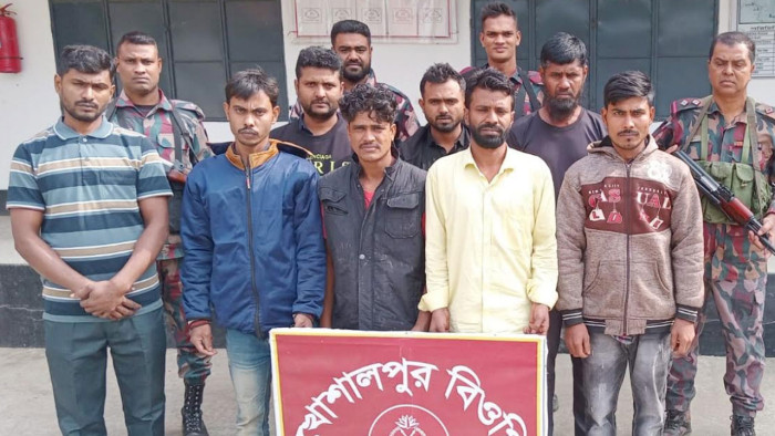 মহেশপুর সীমান্তে বিজিবির হাতে ২৪ জন আটক