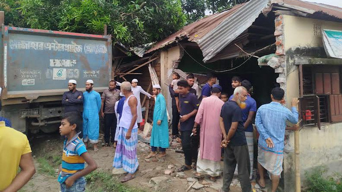 লালমনিরহাটে বেপরোয়া ট্রাকের ধাক্কায় মাদ্রাসার দেয়াল ভেঙে ১২ শিক্ষার্থী আহত