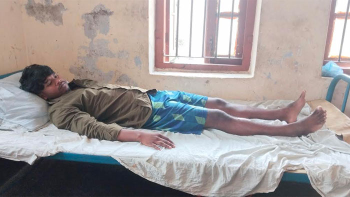 পরকীয়ায় বাঁধা দেওয়ায় শিক্ষার্থীকে পিটিয়ে আহত