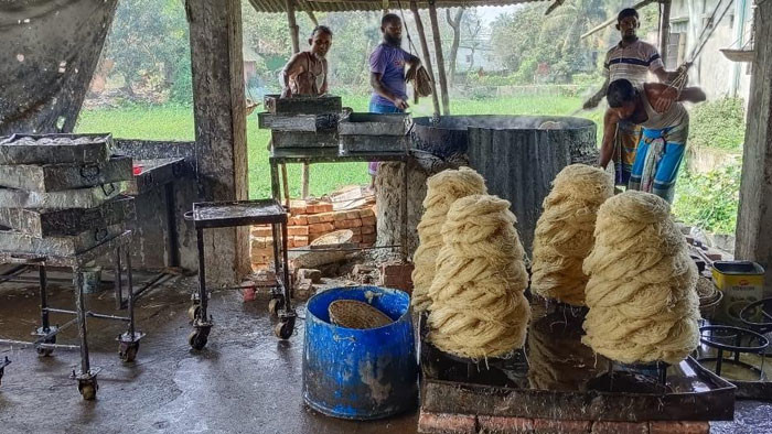 নোয়াখালীতে অস্বাস্থ্যকর পরিবেশে সামাই তৈরী করায় ৫০ হাজার টাকা জরিমানা