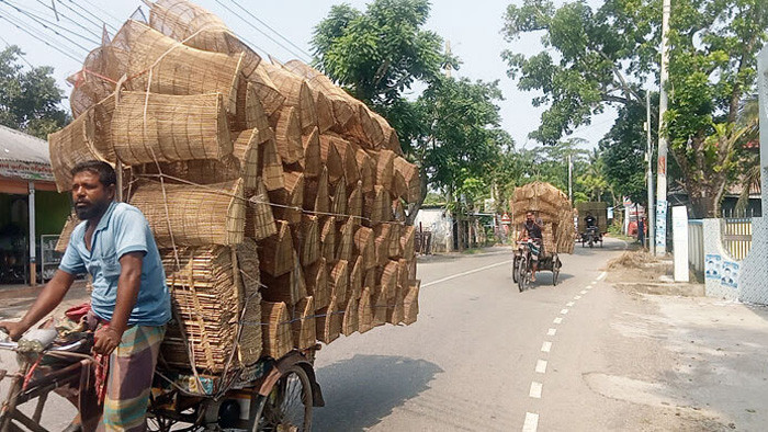 ঝালকাঠিতে মাছ ধরার ফাঁদ বিক্রির হাট