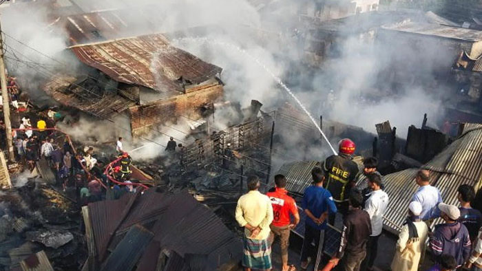 পিরোজপুরে ভয়াবহ অগ্নিকাণ্ডে ৪০ টি দোকান পুড়ে ছাই!
