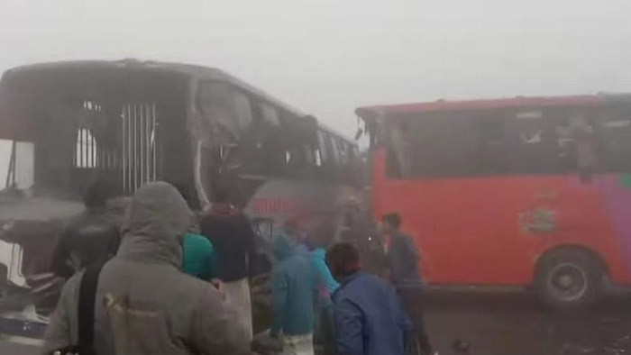 রংপুরে মহাসড়কে ঘন কুয়াশার দুর্ঘটনার কবলে ৭ গাড়ি, আহত ৩০