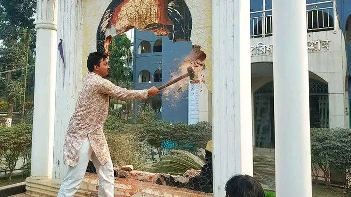 কুড়িগ্রামেও ভাঙা হলো বঙ্গবন্ধুর একাধিক ম্যুরাল