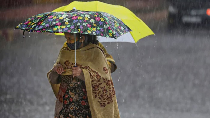 ২৪ ঘণ্টার মধ্যে বৃষ্টির সম্ভাবনা, কমবে তাপমাত্রা