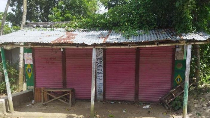 ঝিকরগাছায় চাঁদা না পেয়ে প্রকাশ্যে গুদাম থেকে ৩০০ বস্তা চাল লুট