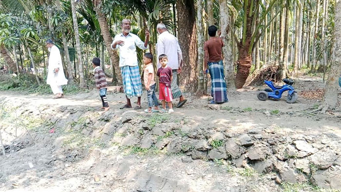 সড়ক মেরামতে বাধা, চাঁদার দাবিতে মারধর!