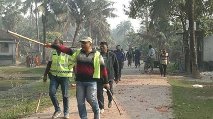 ঝিনাইদহে পাওনা টাকা চাওয়াকে কেন্দ্র করে দুই দল গ্রামবাসীর মধ্যে সংঘর্ষে আহত ৫০