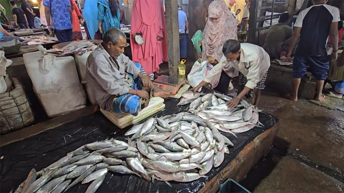 ফরিদপুরে হাজী শরীয়তুল্লাহ বাজারের লাইসেন্সধারী ব্যবসায়ীদের টোল মুক্ত ঘোষনা