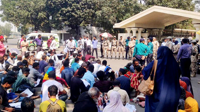 ২৬ ঘণ্টা ধরে প্রধান উপদেষ্টার কার্যালয়ের সামনে আহত ব্যক্তিদের অবস্থান