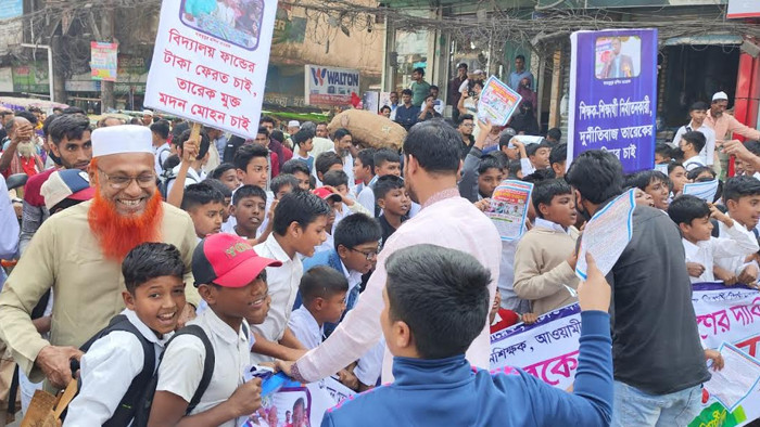 নোয়াখালীতে প্রধান শিক্ষকের অপসারণ চেয়ে শিক্ষার্থীদের সড়ক অবরোধ