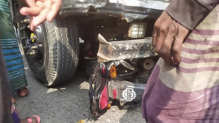 অ্যাম্বুলেন্স ওভারটেক করতে গিয়ে ট্রাক চাপায় তরুণের মৃত্যু