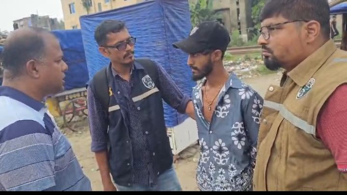 রাজধানীর জুরাইনে জুতা ব্যবসায়ী হত্যা: দুই আসামি গ্রেপ্তার, উদ্ধার ছিনতাই হওয়া মোবাইল