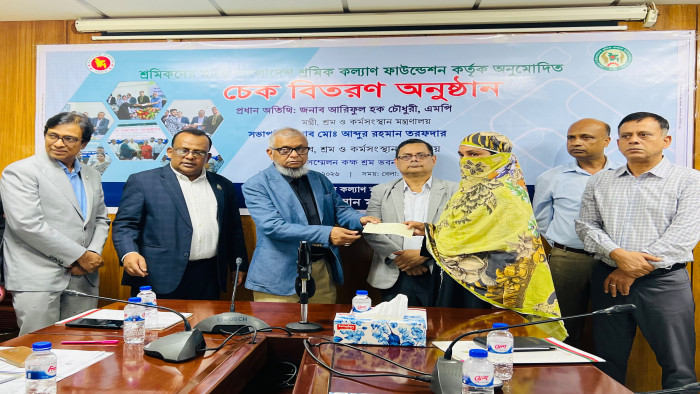 ৫৮৩ জন শ্রমিকের মাঝে প্রায় ৫ কোটি টাকার অনুদানের চেক বিতরণ