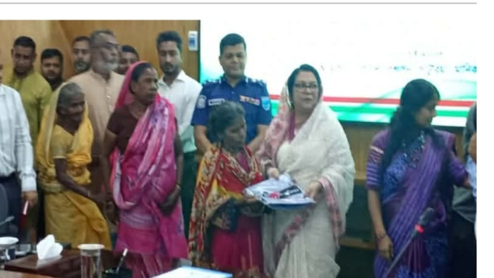 দুর্গাপূজা উপলক্ষে সুবিধাবঞ্চিতদের মাঝে প্রধানমন্ত্রীর উপহারের শাড়ি বিতরণ