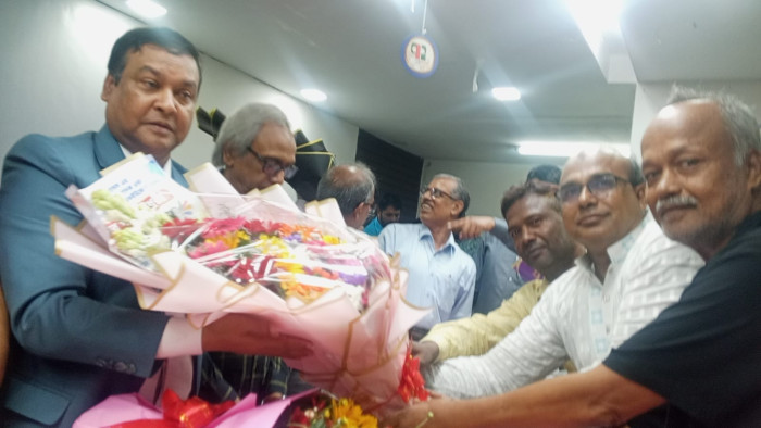 ফুলে ফুলে সিক্ত জাতীয় প্রেস ক্লাব, ৫৩ পাউন্ডের কেক কেটে কাদের গনি চৌধুরীর জন্মদিন উদযাপন