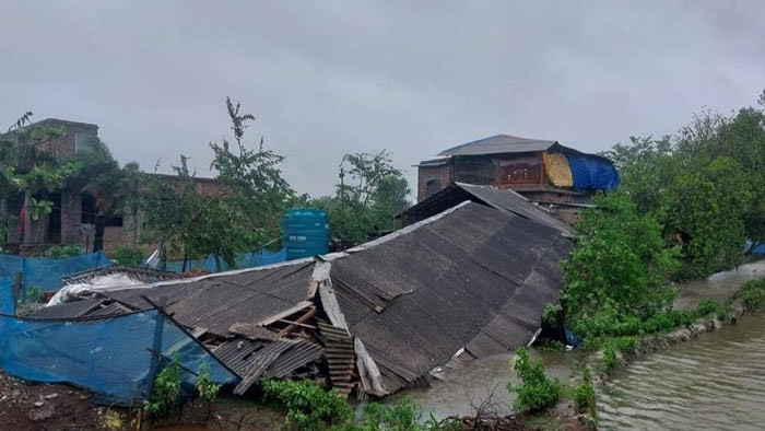 রেমালের আঘাতে সাতক্ষীরায় ১৪৬৮ বাড়ি বিধ্বস্ত ও ২ লক্ষাধিক মানুষ ক্ষতিগ্রস্ত