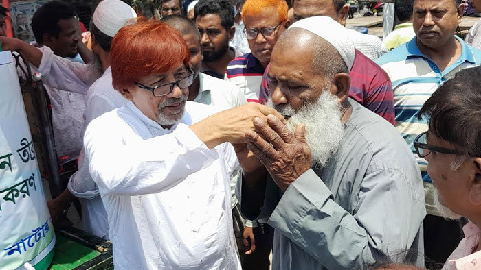 বড়াইগ্রামে তীব্র দাবদাহ, স্যালাইন পানি নিয়ে সড়কে এমপি ডা. সিদ্দিকুর রহমান