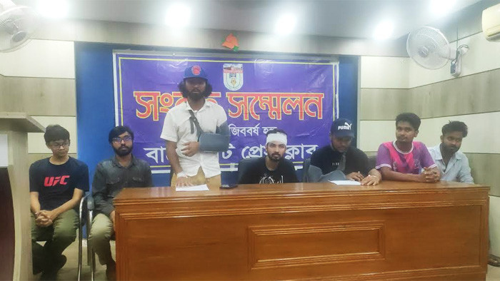 বাগেরহাট পৌরপার্কে সন্ত্রাসী হামলায় আহত বৈষম্য বিরোধী ছাত্রদের সংবাদ সম্মেলন