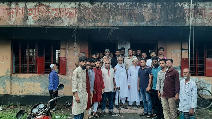 পুড়িয়ে ফেলা মুক্তিযোদ্ধা অফিস সংস্কার করল স্বেচ্ছাসেবক ও ছাত্রদলের নেতাকর্মীরা